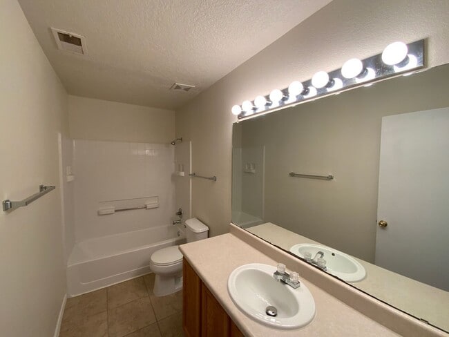 Building Photo - 3 Bedroom Single Story Home Available Near Unser Blvd NE & King Blvd NE!