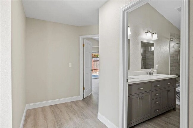 Building Photo - Updated Contemporary 3 Bed / 2 Bath Home w...