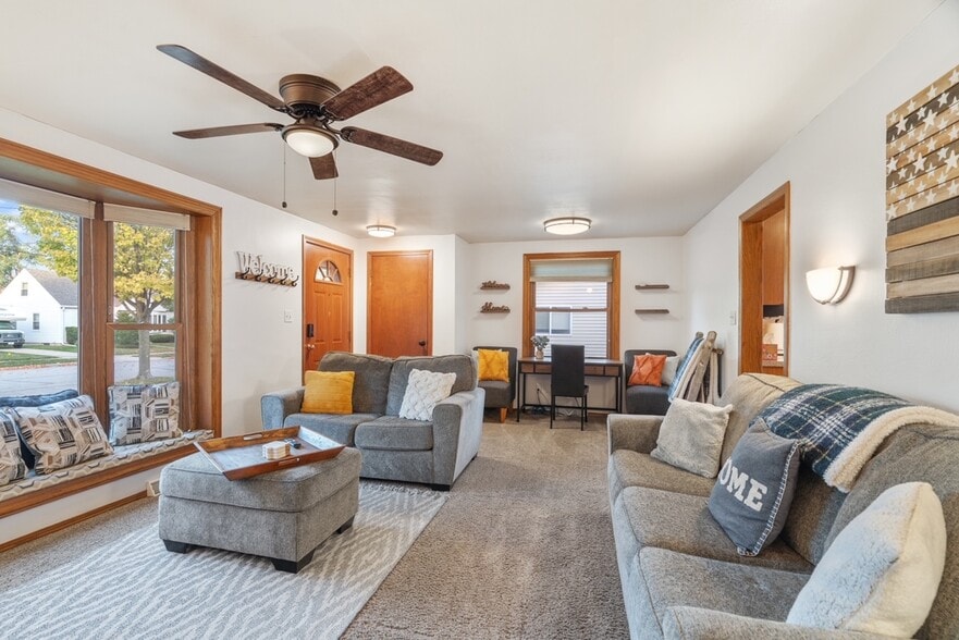 Building Photo - 1253 Roscoe St