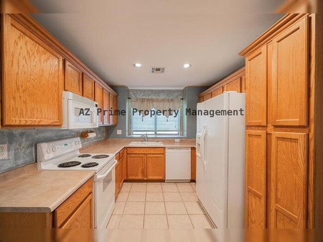 Building Photo - 6715 S 35th Dr