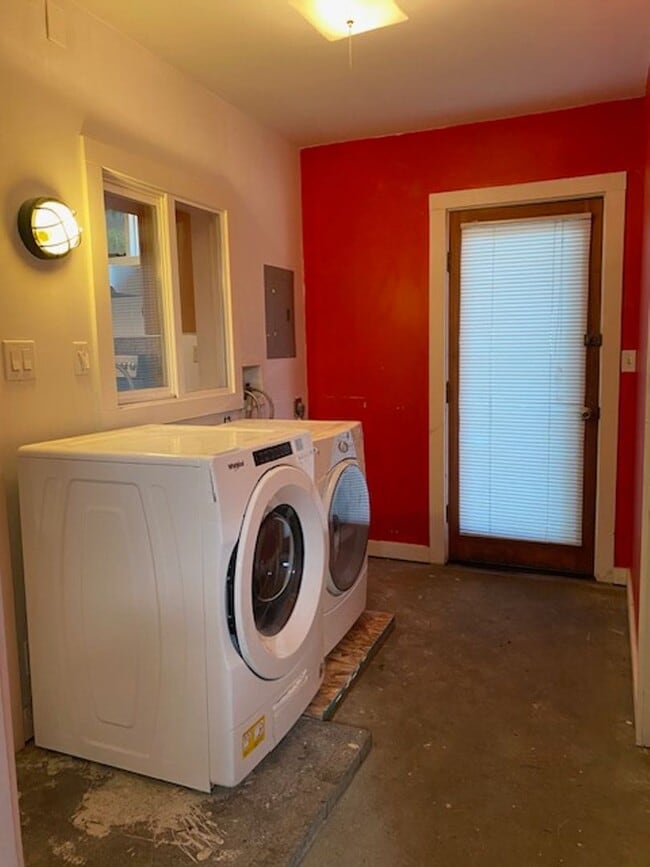 Building Photo - Maple Leaf, Two Bedroom, Woodsy Yard