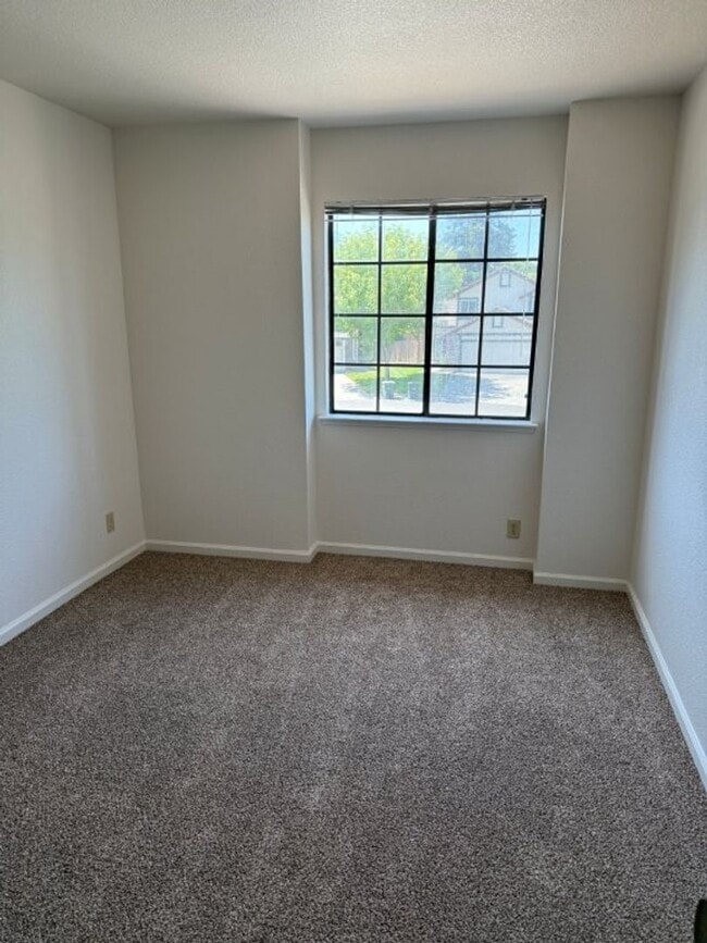 Building Photo - Modern 4 Bedroom 3 Car Garage Dixon *Star ...