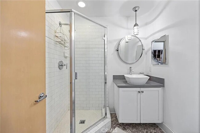 Building Photo - 919 E Santa Ana Blvd