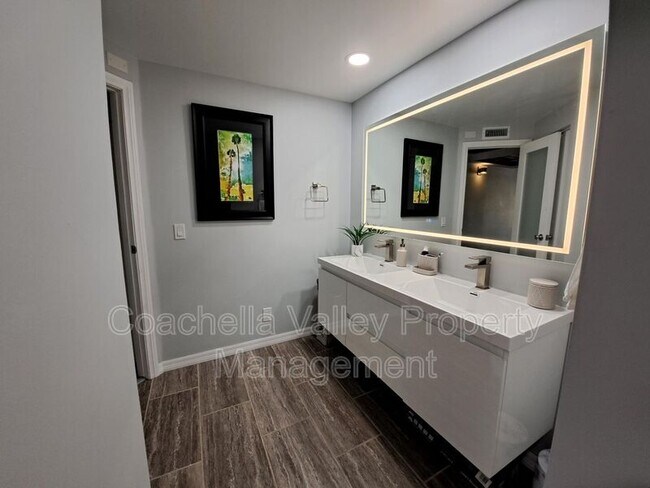 Building Photo - 5300 E Waverly Dr