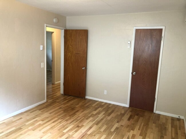 Building Photo - Updated 3 bedroom 1 1/2 bath home in a gre...