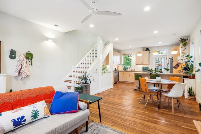 Building Photo - 528 Roxboro Pl NW