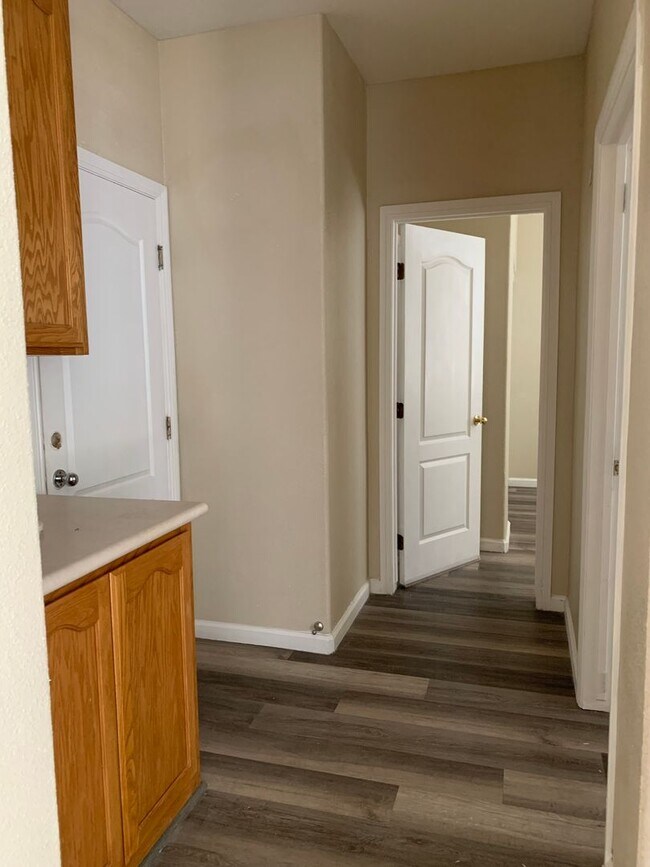 Building Photo - 6 BR 3 BA 2 Story home available in Visali...