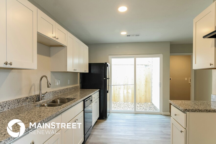 Building Photo - 12418 Meadow Briar Dr