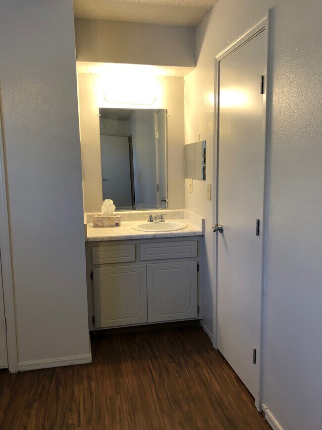 Building Photo - 2703 Del Casa Cir