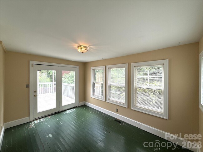 Building Photo - 420 N Laurel Ave