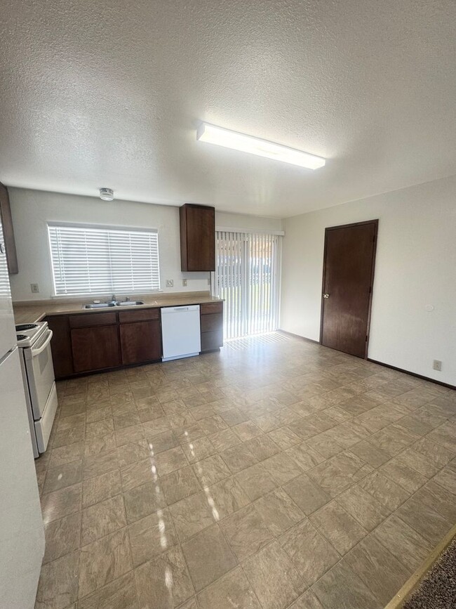 Building Photo - Spacious Home in S. Redding w/ New Upgrades?