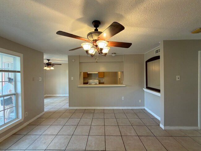 Building Photo - 358 Valley Park Dr