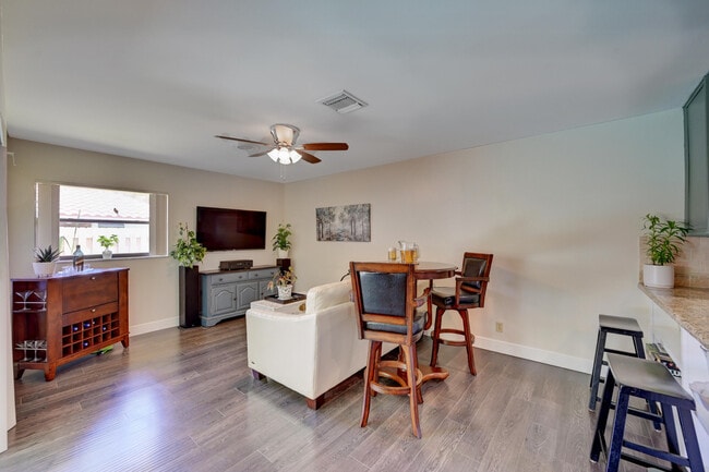 Building Photo - 6833 Bianchini Cir