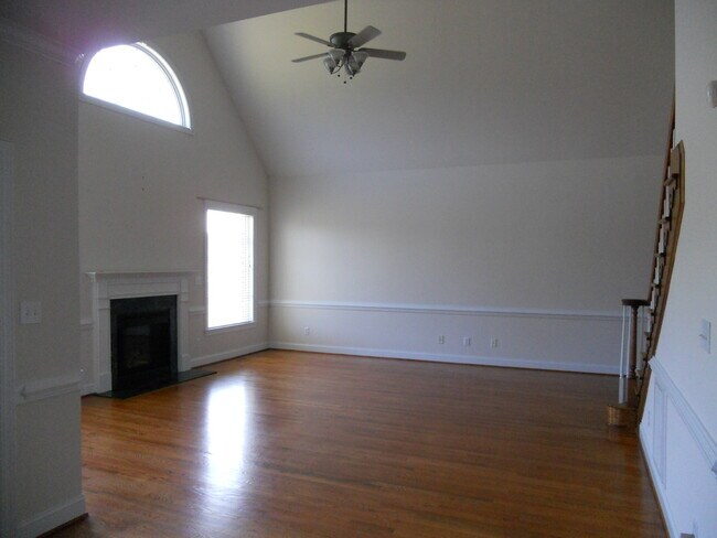 Building Photo - 409 Pointe Dr