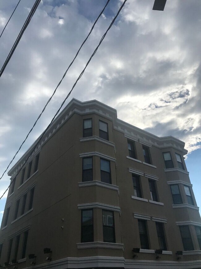 Building Photo - CHELSEA/BOSTON LUXURY STUDIO STEPS TO SILV...