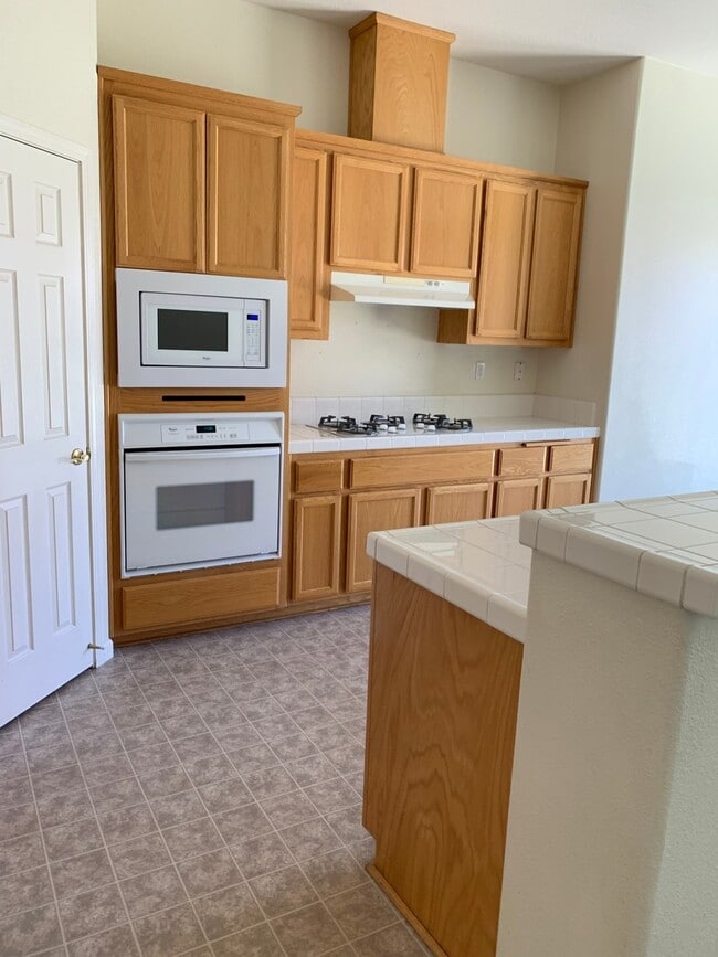 Building Photo - Spacious 3-bedroom 2 bathroom Home-Travis ...