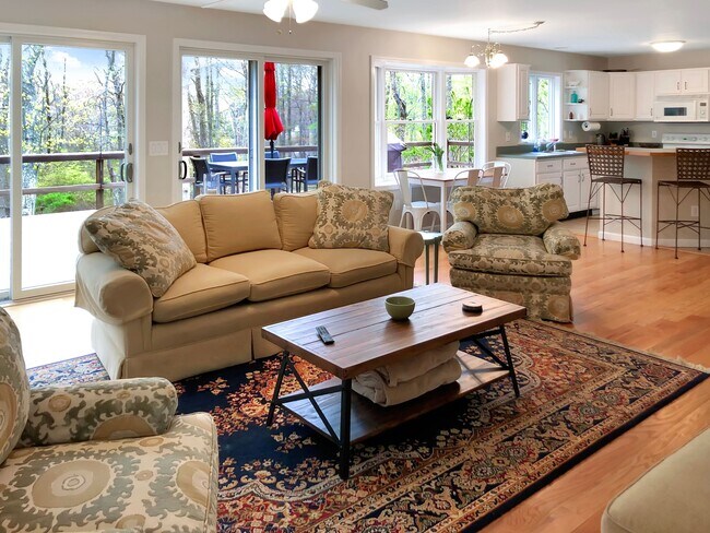 Building Photo - 12 Dogwood Ln