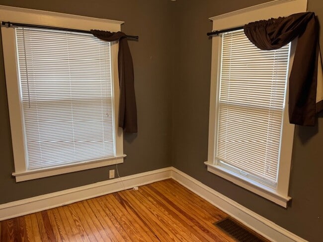 Building Photo - West Plaza Home close shops and entertainment