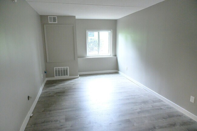 Building Photo - 2 Bed, 2 Bath Apt Close to PSU Campus