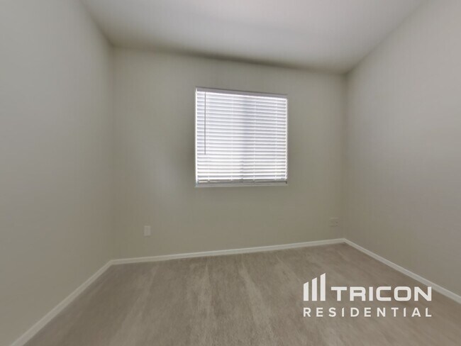 Building Photo - 13712 W Solano Dr