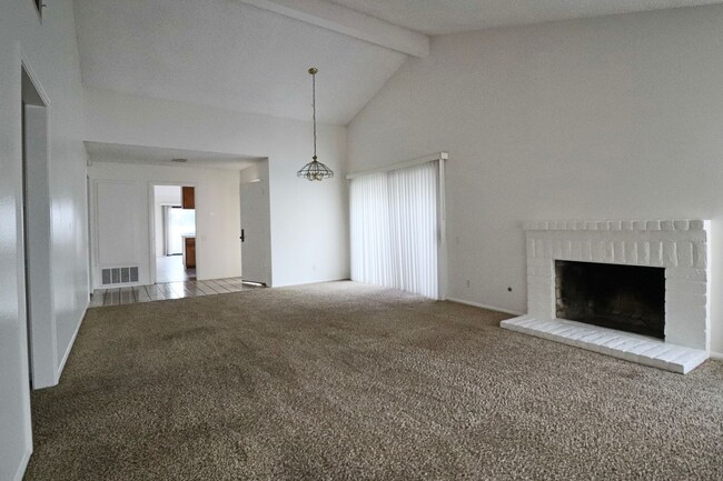 Building Photo - For Rent: Beautiful 3BR/2BA Stonehedge con...