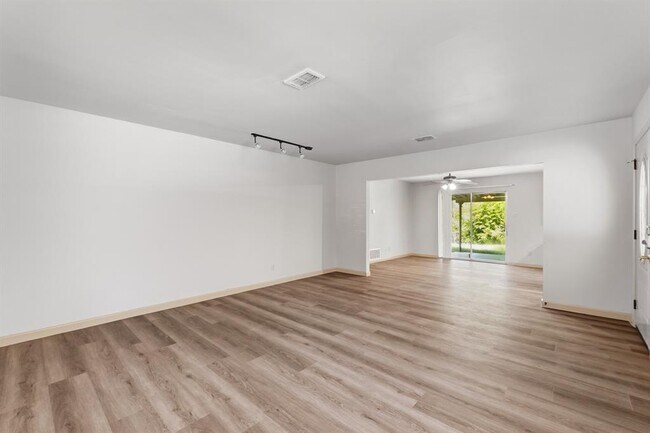 Building Photo - 2414 Havenside Dr