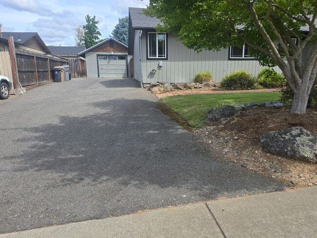 Building Photo - 3 bed 2 bath Family Home for Rent in Grant...