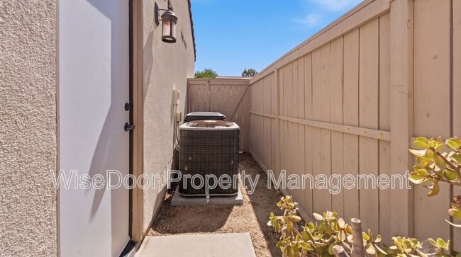 Building Photo - 1087 Waterfall Way