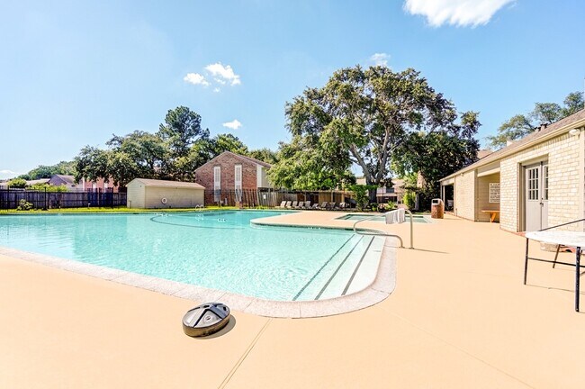 Building Photo - 7965 Kendalia Dr
