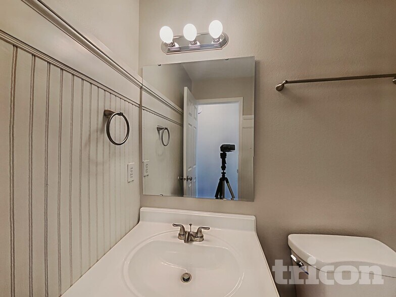 Building Photo - 2117 Westmere Dr