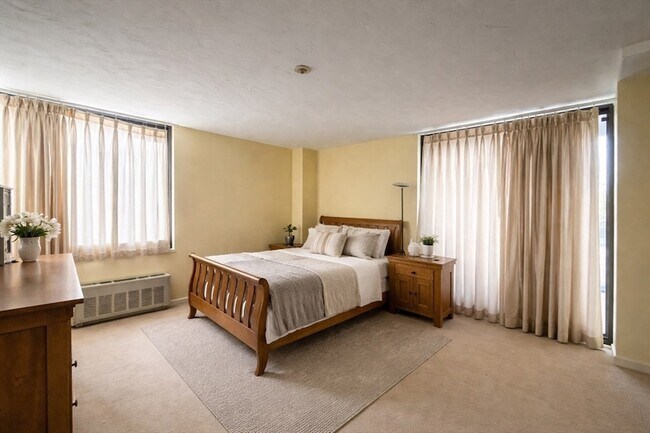 Building Photo - 77 Adams St