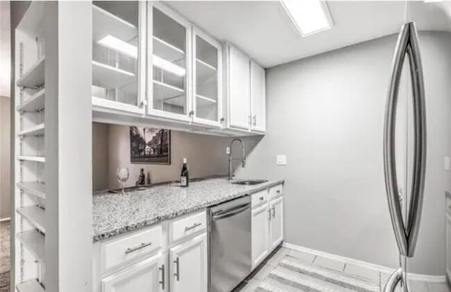 Building Photo - 252 Glandore Dr