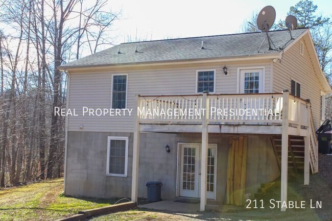 Building Photo - Country Cottage on 3 acres