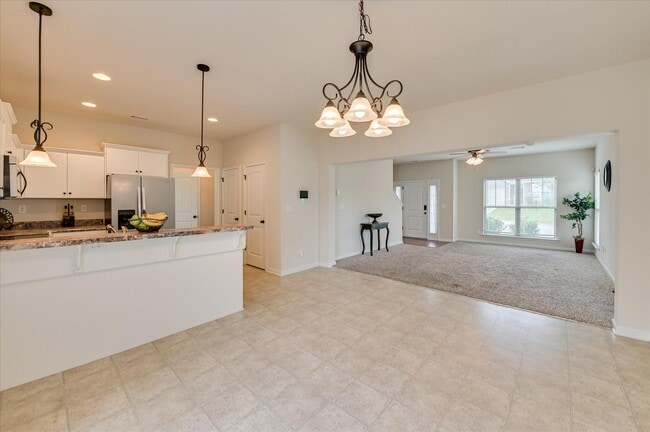Building Photo - 880 Westlawn Dr