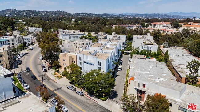 Building Photo - 520 S Barrington Ave