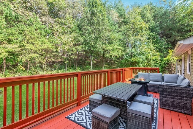 Building Photo - Charming 3 Bedroom Home with Modern Features and Spacious Outdoors!