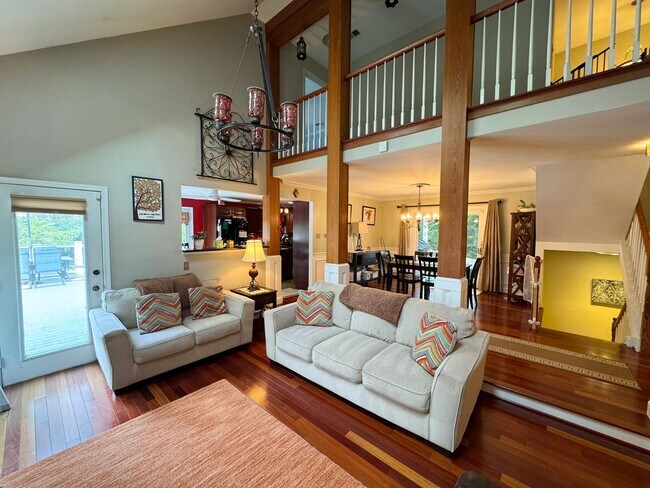 Building Photo - Fantastic 5 Bed 5.5 Bath Single Family Hom...