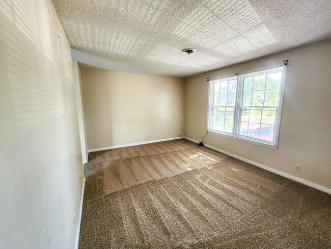 Building Photo - 3 bed 1 bath unit in duplex