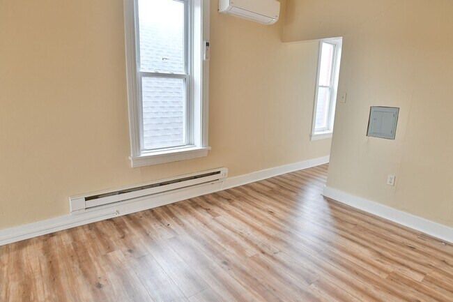 Building Photo - 213 3rd St