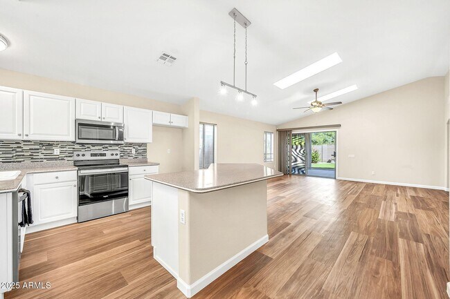 Building Photo - 3124 E Roveen Ave