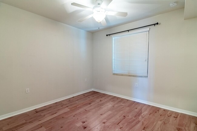 Building Photo - AVAILABLE now! 2BR/2BA unfurnished annual ...