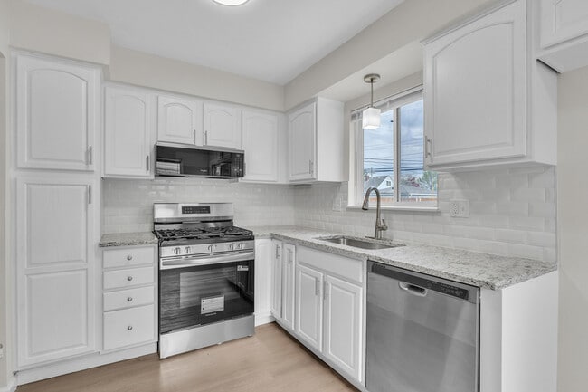 Building Photo - 20540 Colman St