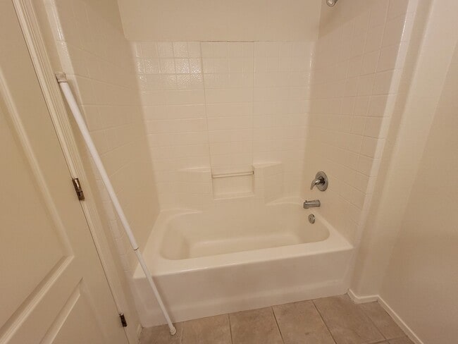 Building Photo - Updated 3 bed with 3-Garage in Bridlewood Subdivision