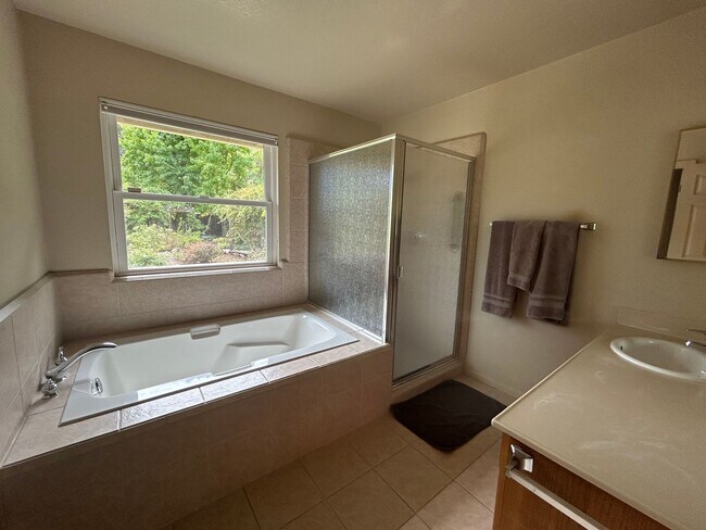 Building Photo - 8280 Oakmont Dr