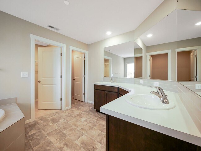 Building Photo - 4 Bed and 2.5 Bath Stunning Single-family ...