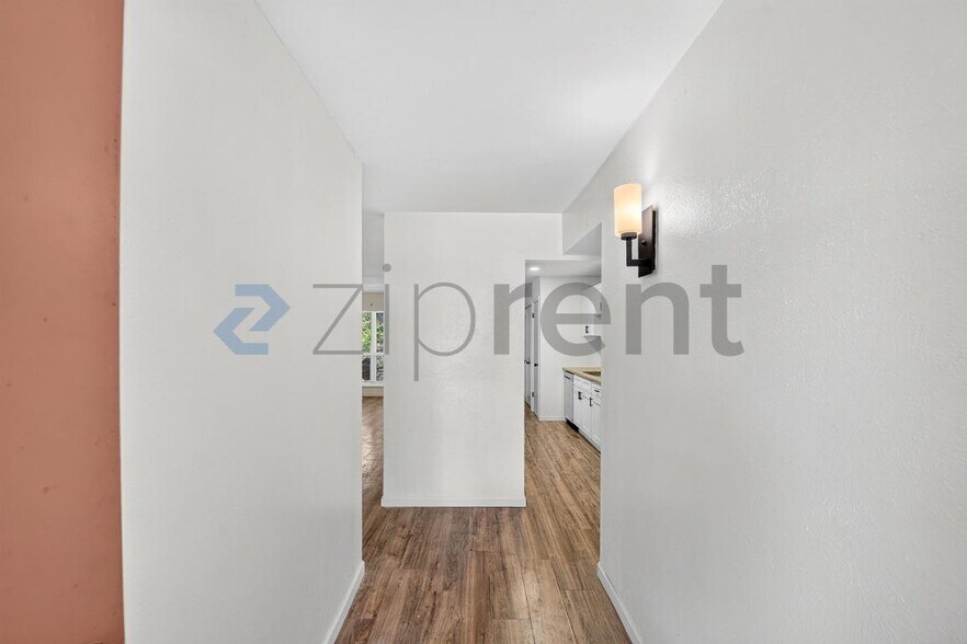 Building Photo - Unit