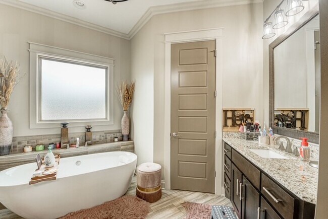 Building Photo - Winslow Cove Furnished Executive Estate with Pool