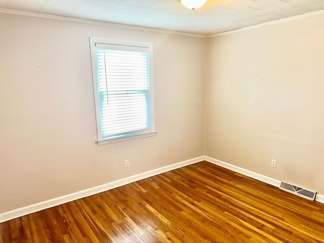 Building Photo - 700 Mial St