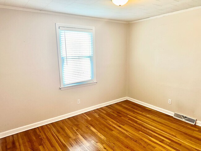 Building Photo - Cute as can be Bungalow