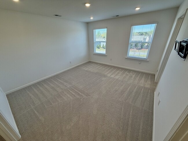 Building Photo - 261 Kenoot Dr